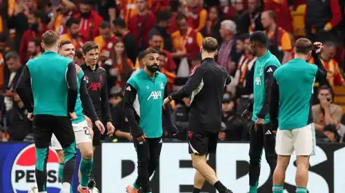 محمد صلاح في تدريبات إحماء ليفربول قبل لقاء غلطة سراي