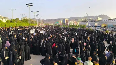 نساء خلال مسيرة في عدن
