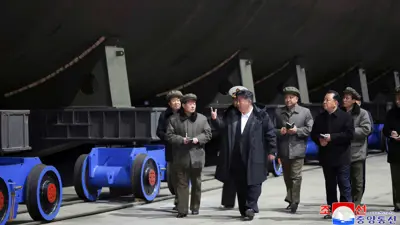 كيم جونغ أون يتفقد مشروع بناء الغواصات