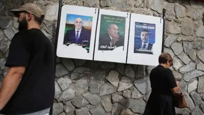 ملصقات للمرشحين للرئاسة في الجزائر