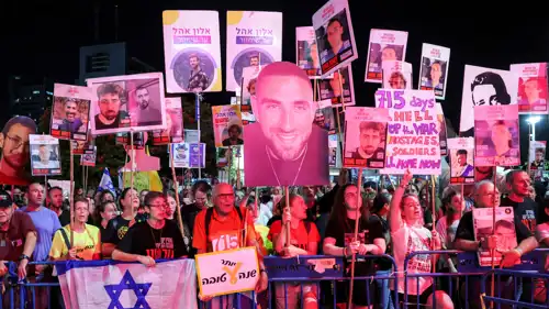 متظاهرون في تل أبيب يرفعون صور الرهائن لدى حماس
