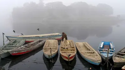 قوارب خشبية على ضفة نهر رافي الذي تسيطر عليه الهند