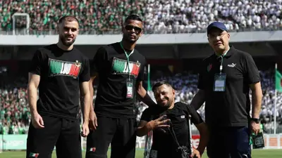 لاعبو مولودية الجزائر مع أحد مشجعي النادي