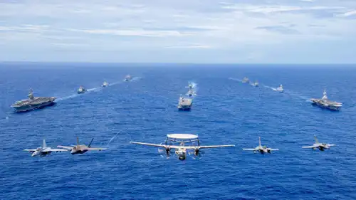 طائرات وقطع بحرية أمريكية 