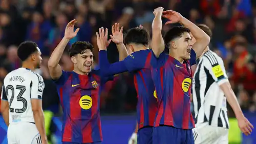 لاعبو برشلونة يحتفلون بالفوز على نيوكاسل