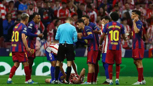 حكم مباراة برشلونة وأتلتيكو مدريد