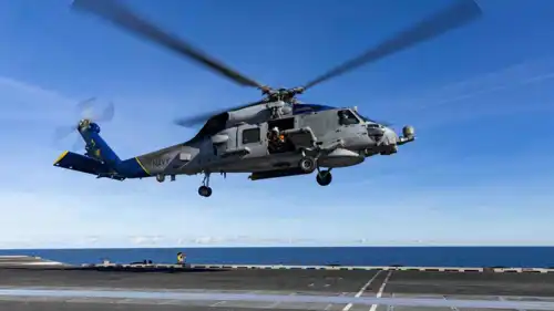 طائرة هليكوبتر أمريكية من طراز MH-60R
