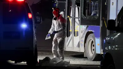 الطب الشرعي في المنطقة التي انفجرت فيها الحافلة