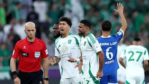 أدهم مخادمة خلال قيادته سابقا مباراة للأهلي والهلال