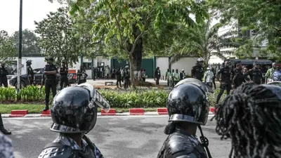 شرطة ساحل العاج أمام المحكمة