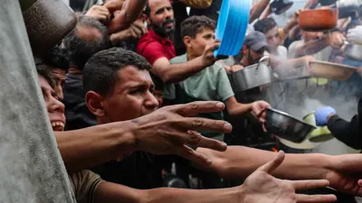 فلسطينيون في غزة يستجدون الطعام وسط شحّه