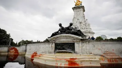 تظهر بقع حمراء على النصب التذكاري للملكة فيكتوريا 