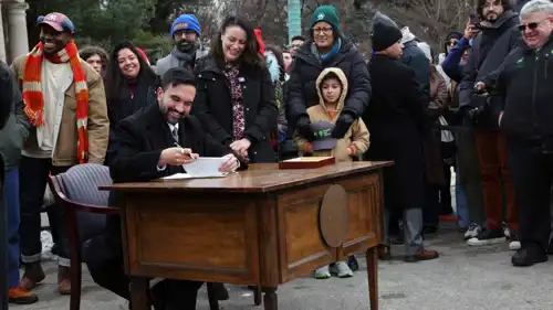 عمدة نيويورك زهران ممداني خلال توقيعه على أوامر