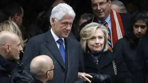  الرئيس الأمريكي الأسبق بيل كلينتون وزوجته هيلاري