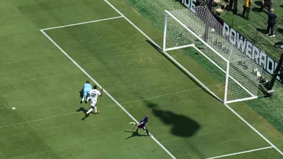 عثمان ديمبلي يحتفل بهدفه في ريال مدريد