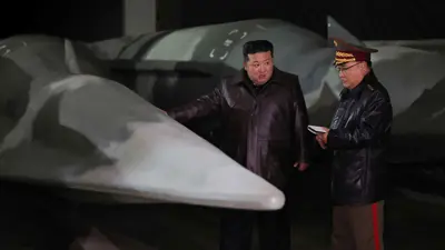 زعيم كوريا الشمالية خلال تفقد قاعدة صواريخ
