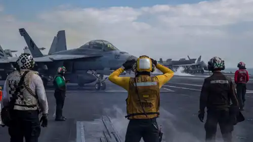  طائرة إف/إيه-18إف سوبر هورنت تستعد للإقلاع