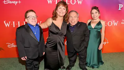 واريك ديفيس وزوجته وابنيهما 