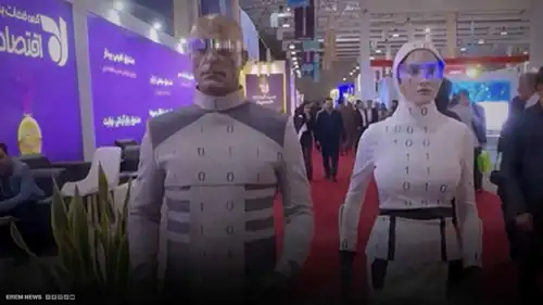 مسرحية تكنولوجية.. إيران تعرض بشرًا على أنهم روبوتات