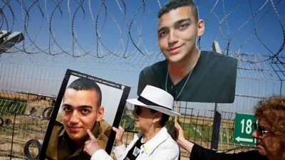 فاردا بن باروخ، جدة الرهينة عيدان ألكسندر، تشير إلى صورته في كيبوتس نير عوز، إسرائيل