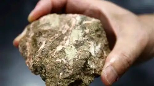 معدن الباستنيزيت الذي يحتوي على عناصر أرضية نادرة 