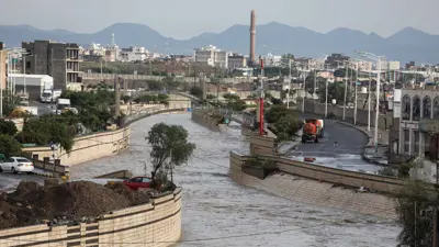 منظر لمجرى مياه الفيضانات بعد هطول الأمطار في صنعاء