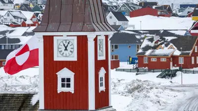 علم غرينلاند بجوار كاتدرائية في العاصمة نوك