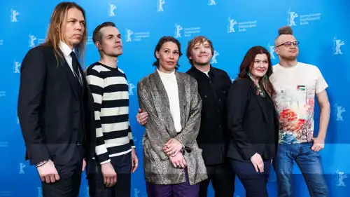 فريق العمل خلال جلسة تصوير للترويج للفيلم