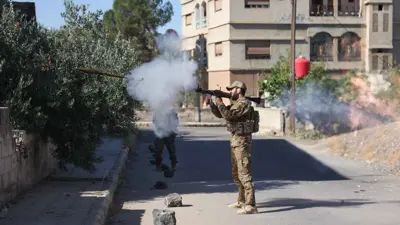 قوات سورية تطلق النار وسط اشتباكات دامية في السويداء 