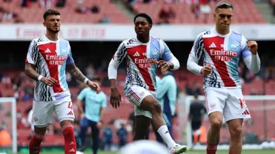 لويس سكيلي مع لاعبي آرسنال