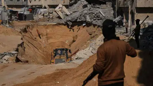 عناصر من حماس يبحثون تحت الأرض عن جثث رهائن إسرائيليين في خان يونس، جنوب غزة