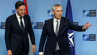 رئيس الوزراء الهولندي مارك روته (يسار) والأمين العام لحلف شمال الأطلسي ينس ستولتنبرغ 