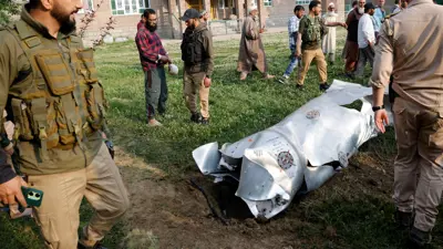 جسم معدني يحمل ملصقا لشركة "لو بوزيك وغوتييه" الفرنسية