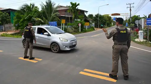 عنصرا أمن تايلانديان في المنطقة الحدودية بين كمبوديا وتايلاند