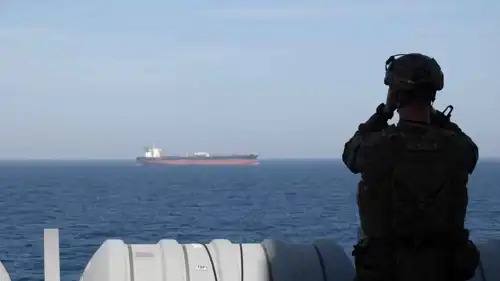 جندي أمريكي على متن سفينة "يو أس أس نيو أورليانز"