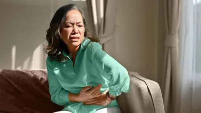 سيدة مصابة بألم في البطن نتيجة الالتهاب 