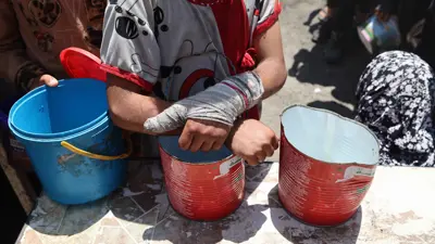 طفلة تنتظر توزيع المساعدات في غزة