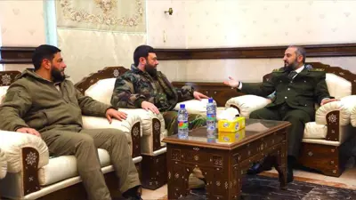 وزير الدفاع السوري خلال لقاءة قادة فصائل