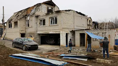 منزل مدمر في بلدة "دوكوتشايفسك" بدونيتسك