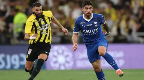 مباراة سابقة بين الاتحاد والهلال في الدوري السعودي