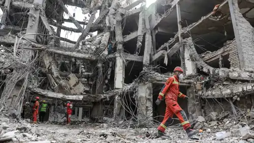 رجال الإنقاذ في موقع غارة جوية في طهران، إيران