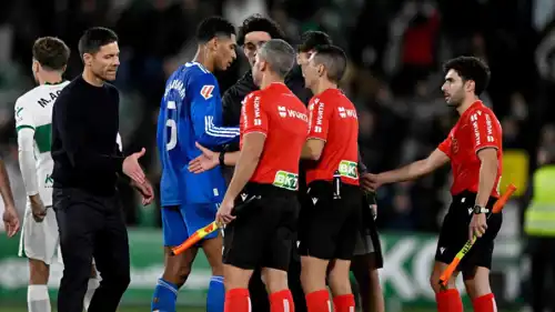 تشابي ألونسو وبيلينغهام يصافحان حكم مباراة ريال مدريد وإلتشي