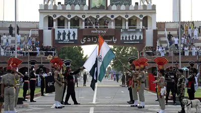 من احتفال مشترك لحرس الحدود الهندي والباكستاني في معبر واغا الحدودي