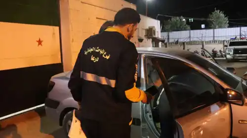 عنصر من المباحث الجنائية في درعا خلال تسليم إحدى المركبات لصاحبها