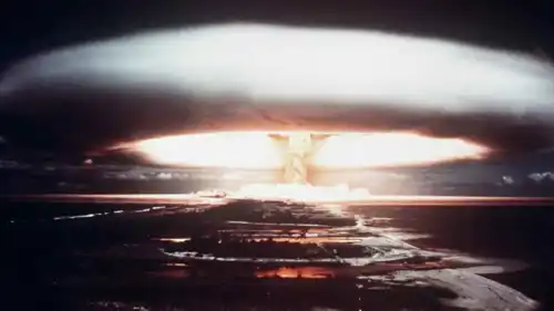 انفجار نووي في جزيرة موروروا المرجانية في بولينيزيا الفرنسية عام 1971.