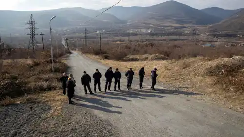 جنود جورجيون يقفون قرب منطقة حدودية مع روسيا