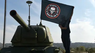 علم فاغنر على دبابة قديمة في دونيتسك الخاضعة لروسيا