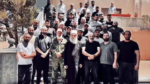 الشيخ حكمت الهجري مع عناصر في "لواء الجبل"