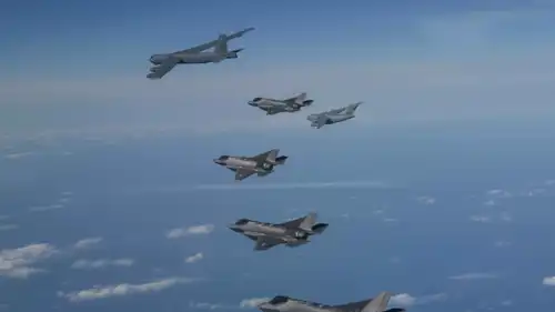 قاذفة بي 52 ومقاتلات إف 35 أمريكية