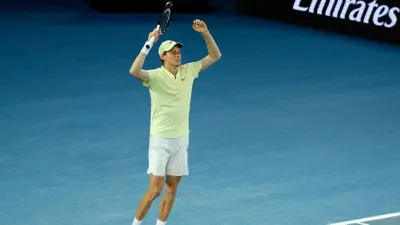 يانيك سينر يحتفل بإنجازه